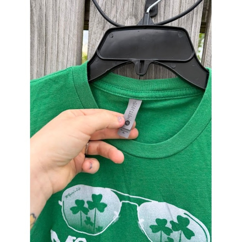 McGuire's‎ Irish Pub T-Shirt Mens XL Green Shamrock Sunglasses Florida Souvenir - Picture 2 of 2